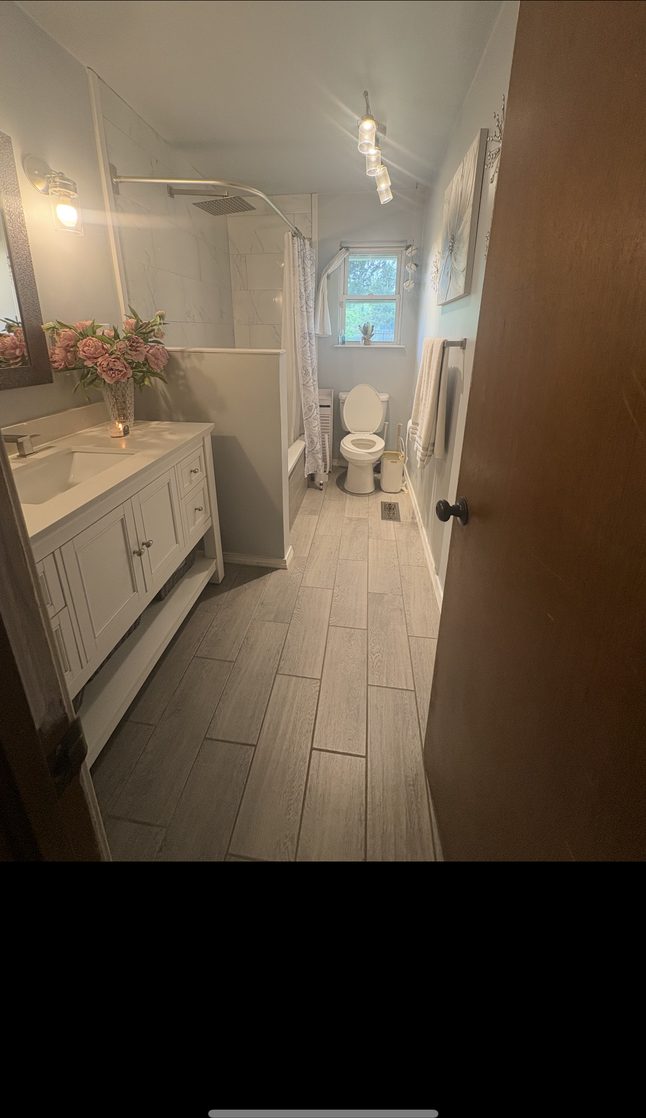 Guest bathroom professionally cleaned by Blanc Co Edmond Oklahoma